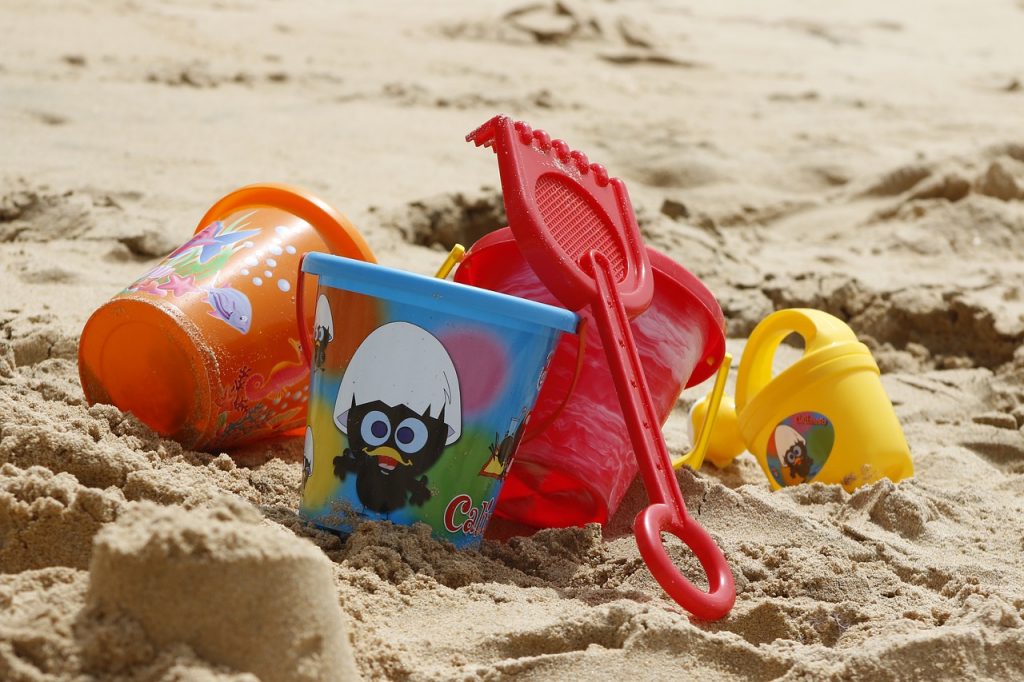 German parenting on the beach: bring your own toys